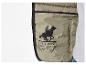 Detail van een groene U.S. Grand Polo Equipment & Apparel jas met een ruiter op een paard.