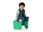 Jongen in groen sportjack en jeans, zittend op een groene poef.