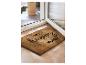 Paillasson marron avec l'inscription « MY happy PLACE » devant une porte ouverte.