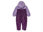 Une combinaison pour enfant violette avec une capuche