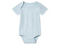 Een lichtblauwe baby romper met korte mouwen.