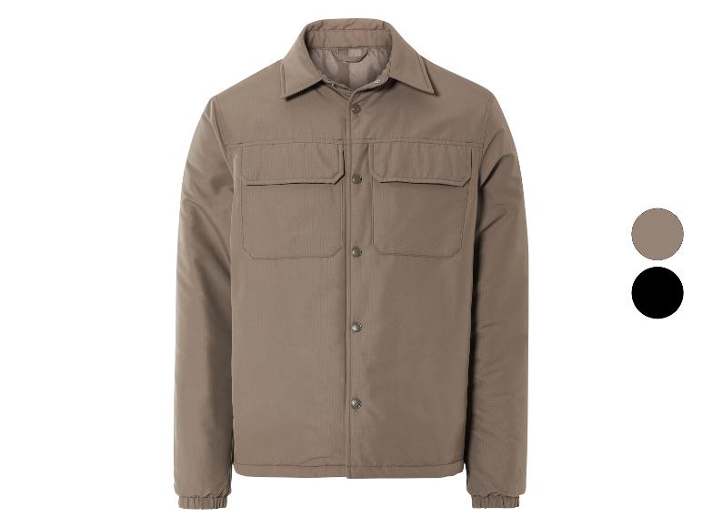 Une veste marron à boutons.