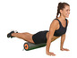 Een vrouw gebruikt een foam roller voor oefeningen.