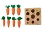 Houten wortelspeelgoed en een houten bord met gaten om te matchen.