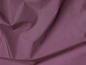 Een close-up van een gladde, mauve stof.