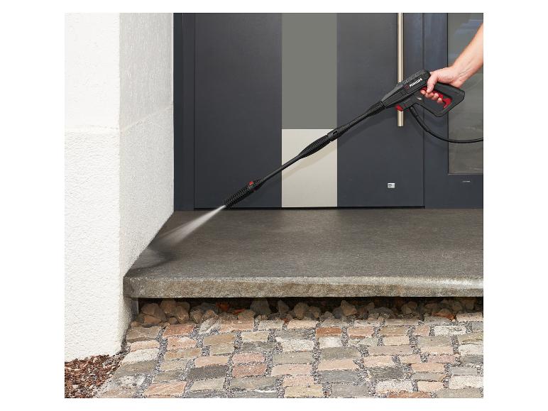 Pistolet nettoyeur haute pression nettoyant une marche en béton