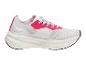 Witte sportschoenen met roze accenten en geruite veters.