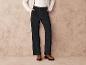 Pantalon en velours côtelé bleu foncé avec des chaussures brunes.