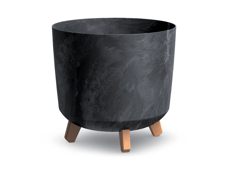 Un pot de fleurs noir avec des pieds en bois.