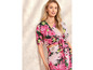 Vrouw draagt een roze, bloemetjes print top en rok.