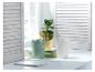 Drie decoratieve bloempotten met een plant in een gele pot.
