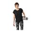 Femme souriante en tenue de sport noire et leggings à motifs, tenant un tapis de yoga gris.