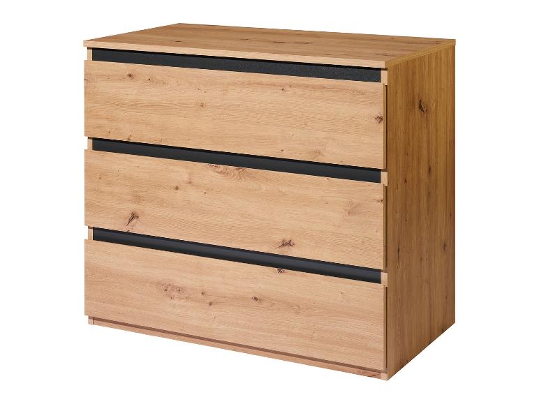 Commode trois tiroirs en bois clair avec détails noirs.