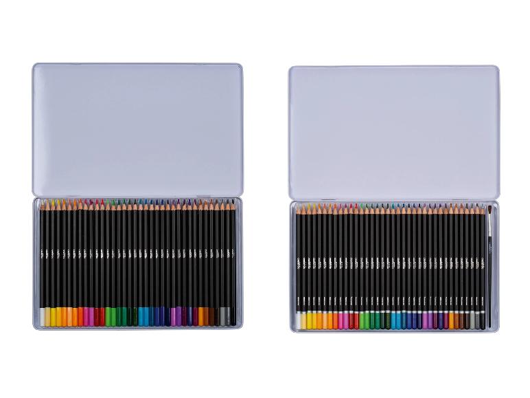 Deux boîtes métalliques ouvertes avec des crayons de couleur Crelanco et un pinceau.