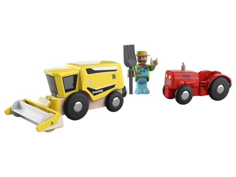 Een Greenberg-maaidorser, een rode tractor en een boer met een vork.