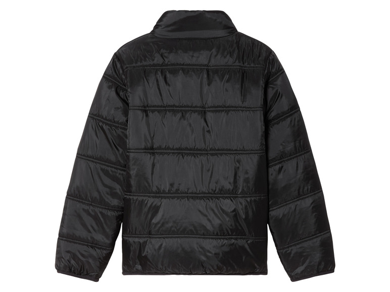 Une veste matelassée noire à manches longues.