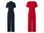 Deux combinaisons pour femmes : une bleu marine boutonnée et une rouge avec col en V et ceinture à nouer.