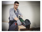 Un homme utilise une meuleuse d'angle Parkside pour travailler le métal.