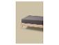 Lit en bois avec matelas gris et drap-housse.