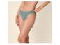 Vrouw in groen bikinibroekje, met de hand op de taille.
