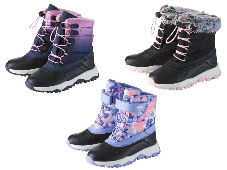 Trois paires de bottes d'hiver pour enfants de différentes couleurs et motifs.