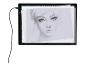 Tablette lumineuse LED avec dessin de portrait féminin et câble USB.