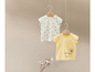 Twee T-shirts met bijenprint voor baby's, één met gele kleur en de andere met een wit ontwerp.