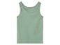 Groen mouwloos shirt op een witte achtergrond