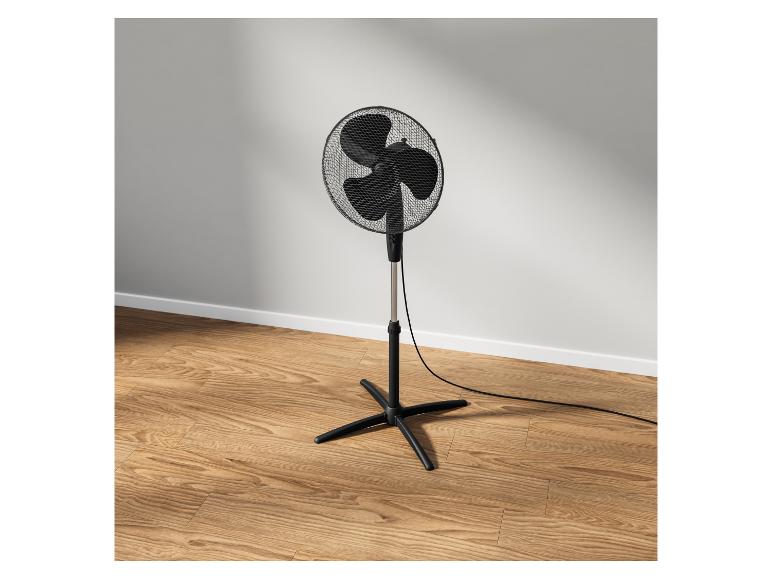 Zwarte staande ventilator.