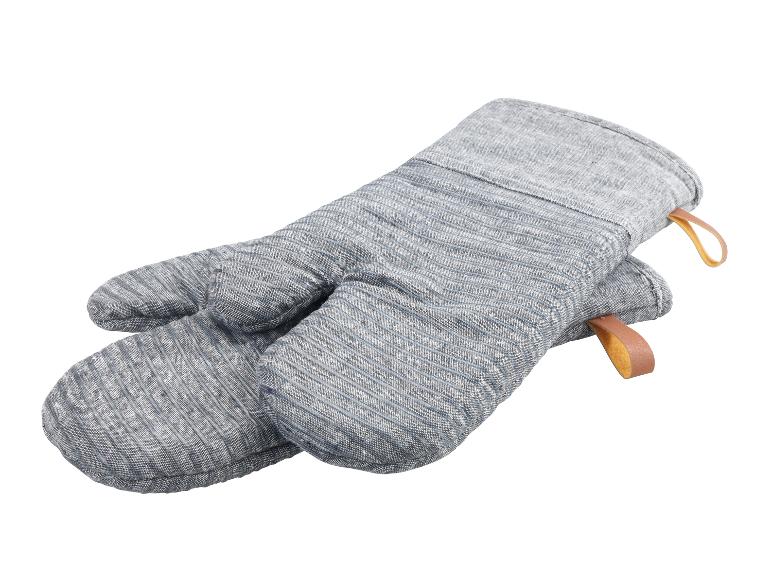Paire de gants de cuisine en tissu gris rayé.