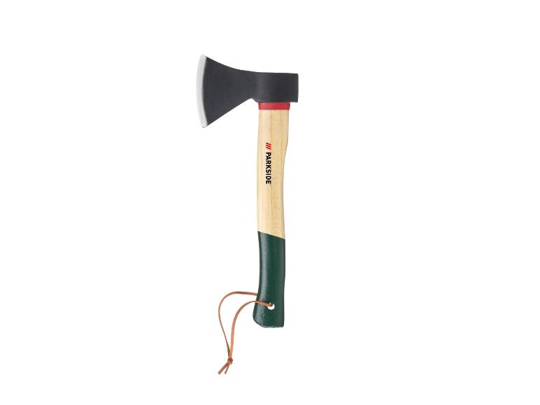 Een kleine bijl met een zwarte kop, een houten handvat en een groen geverfde grip.