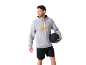 Homme en sweat à capuche gris et short noir, tenant un ballon d'exercice.