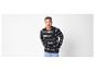 Homme en pull rayé bleu marine et jean clair