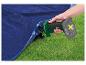 Een hand die een groene Parkside X20V Team luchtbedpomp gebruikt om een luchtbed op te blazen.