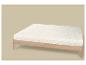 Cadre de lit en bois clair avec un matelas blanc à motif floral subtil.