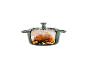 Cocotte en fonte verte avec poulet rôti.