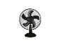Zwarte staande ventilator met beschermrooster.