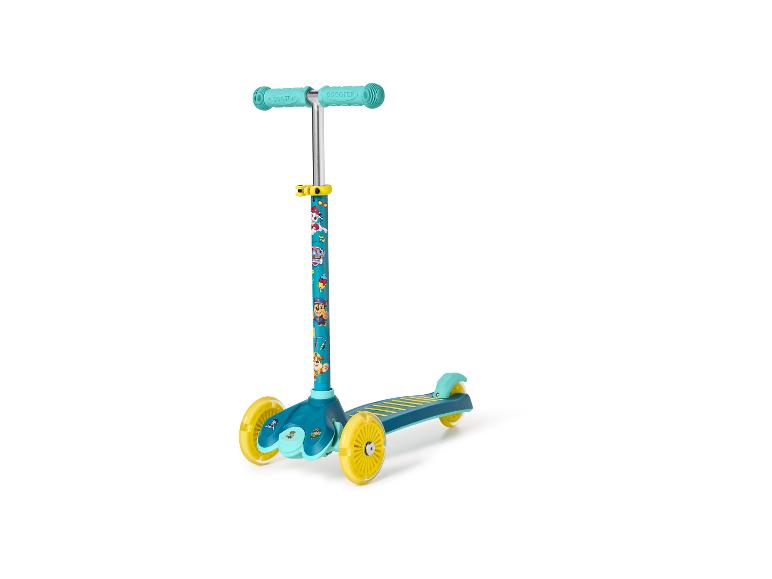 Kinderstep met drie wielen in blauw en geel met stripfiguren.