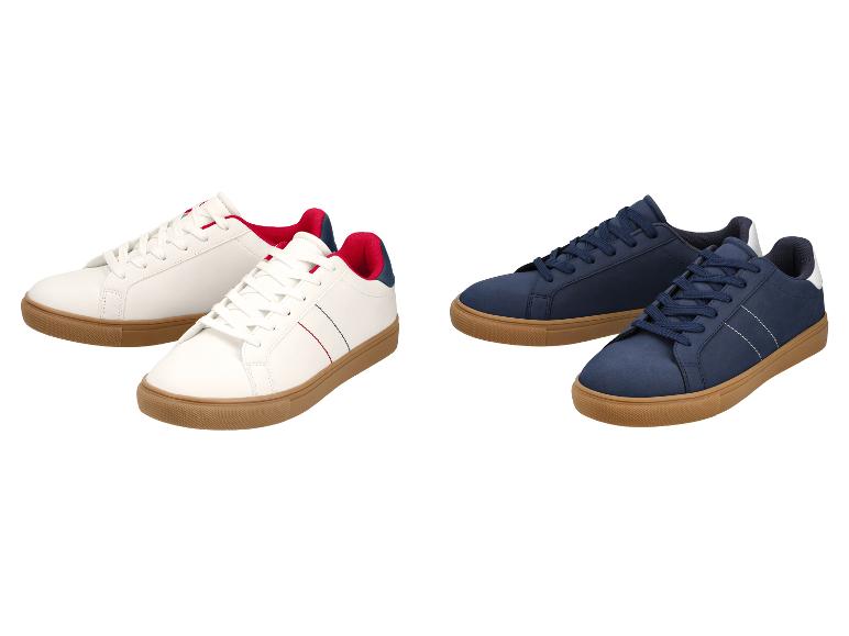 Twee paar sneakers: witte met rode en blauwe accenten, en marineblauwe met witte accenten, beide met rubberen zolen.