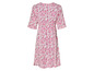 Een witte jurk met roze bloemenprint.