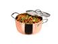 Marmite en cuivre avec pâtes penne à la sauce bolognaise, garnie de ciboulette