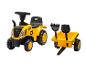 Gele zitmaaier tractor met aanhanger en speelgereedschap.