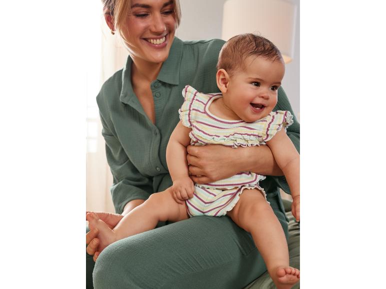 Moeder en baby in gestreepte kleding.