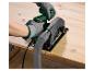 Een persoon gebruikt een cirkelzaag op een houten plank.