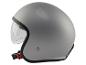Casque de moto gris mat avec visière transparente et fermeture de jugulaire rouge