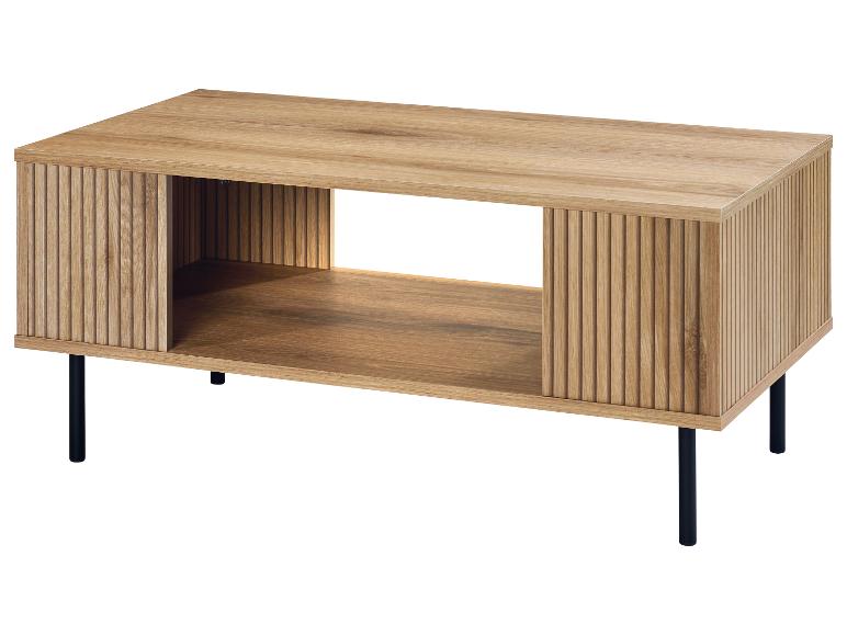 Moderne houten salontafel met plank.