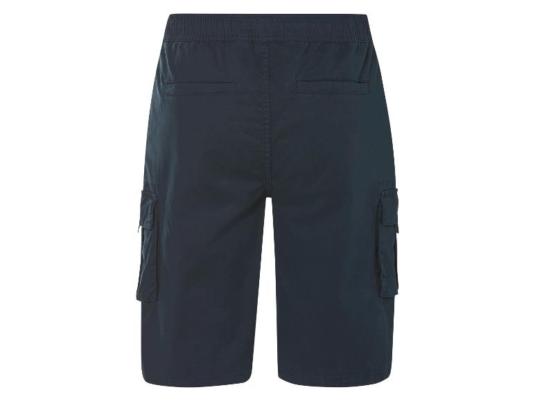 Shorts cargo foncés pour hommes.