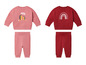 Deux ensembles bébé avec manches longues et pantalon, l'un avec un imprimé hérisson et l'autre avec un imprimé arc-en-ciel.