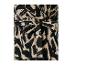 Detail van een damesjurk met een abstracte zwart-beige print.