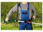 Man in overall houdt Parkside accutakkenzaag vast in de tuin.